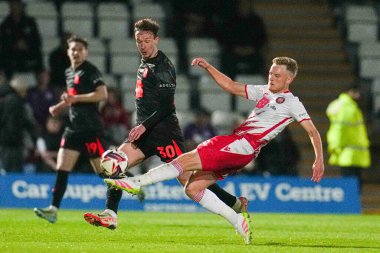 Stevenage 'den Harvey White, 24 Nisan 2025' te İngiltere 'nin Stevenage Stevenage-Birmingham City maçında Birmingham City maçında Birmingham City' den Kieran Dowell 'den topu kazandı.