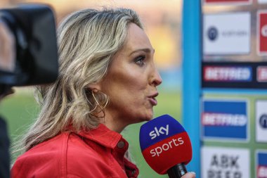 Sam Burgess Warrington Wolves 'un baş antrenörü Jenna Brooks ile 24 Nisan 2025' te Halliwell Jones Stadyumu 'nda oynanan Warrington Wolves-St Helens maçında röportaj yaptı.