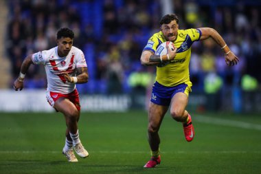 Warrington Wolves takımından Matty Ashton, 24 Nisan 2025 'te İngiltere' nin Warrington kentinde oynanan Warrington Wolves-St Helens maçında topa vuruyor.