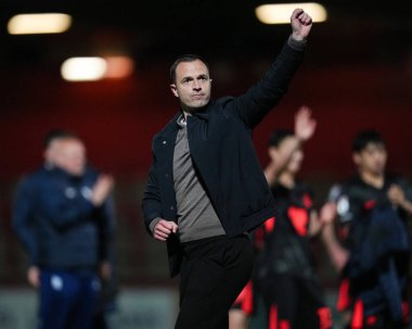 Birmingham City 'nin Chris Davies teknik direktörü 24 Nisan 2025' te İngiltere 'nin Stevenage Stadyumu' nda Stevenage-Birmingham City maçında kazandığı galibiyeti kutluyor.