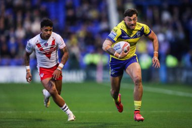 Warrington Wolves takımından Matty Ashton, 24 Nisan 2025 'te İngiltere' nin Warrington kentinde oynanan Warrington Wolves-St Helens maçında topa vuruyor.