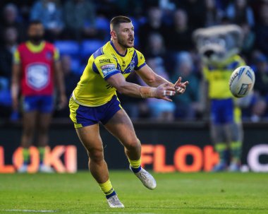 Warrington Wolves 'tan Danny Walker, 24 Nisan 2025' te İngiltere 'nin Warrington kentinde oynanan 9. Betfred Süper Lig karşılaşmasında pas veriyor.