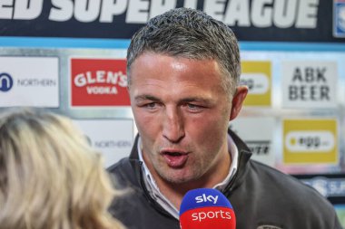 Sam Burgess Warrington Wolves 'un baş antrenörü Jenna Brooks ile 24 Nisan 2025' te Halliwell Jones Stadyumu 'nda oynanan Warrington Wolves-St Helens maçında röportaj yaptı.