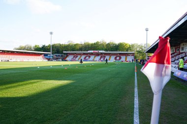 24 Nisan 2025 'te Lamex Stevenage Stevenage' de Stevenage-Birmingham City maçının öncesinde Lamex Stevenage Stadyumu 'nun genel görünümü