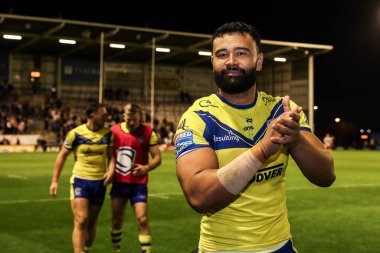 Warrington Wolves 'tan Zane Musgrove, 24 Nisan 2025' te İngiltere 'nin Warrington kentinde oynanan 9. Betfred Süper Lig karşılaşması sonrasında ev sahibi taraftarları alkışlıyor.
