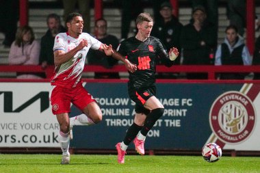 Birmingham City 'den Jay Stansfield ve Stevenage' den Luther Wildin 24 Nisan 2025 'te Lamex Stevenage, İngiltere' deki Stevenage-Birmingham City maçında karşı karşıya geldiler.