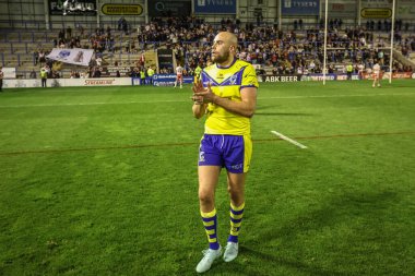 Warrington Wolves takımından James Harrison, 24 Nisan 2025 'te oynanan Betfred Süper Lig 9. Maçı' nda taraftarları alkışlıyor.