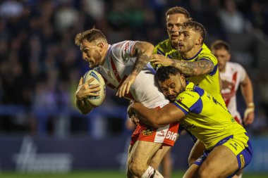 St. Helens 'ten Daryl Clark, Warrington Wolves' tan Zane Musgrove tarafından 24 Nisan 2025 'te Halliwell Jones Stadyumu' nda oynanan 9.