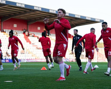 Stevenage takımından Carl Piergianni 24 Nisan 2025 'te Stevenage - Birmingham City maçı öncesinde Lamex Stevenage Stevenage, İngiltere' de oynanacak.