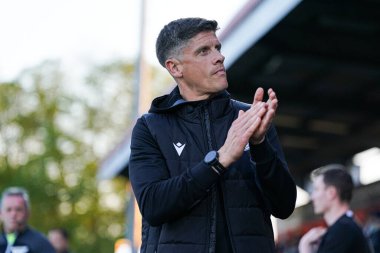 Stevenage 'in teknik direktörü Alex Revell 24 Nisan 2025' te Stevenage - Birmingham City maçı sırasında Lamex Stevenage Stevenage, İngiltere 'de oynandı.