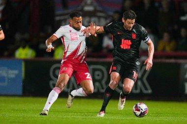 Stevenage 'den Louis Thompson ve Birmingham City' den Lukas Jutkiewicz 24 Nisan 2025 'te İngiltere' nin Stevenage-Birmingham City maçında karşı karşıya geldiler.