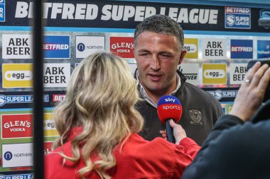 Sam Burgess Warrington Wolves 'un baş antrenörü Jenna Brooks ile 24 Nisan 2025' te Halliwell Jones Stadyumu 'nda oynanan Warrington Wolves-St Helens maçında röportaj yaptı.
