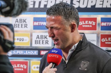 Sam Burgess Warrington Wolves 'un baş antrenörü Jenna Brooks ile 24 Nisan 2025' te Halliwell Jones Stadyumu 'nda oynanan Warrington Wolves-St Helens maçında röportaj yaptı.