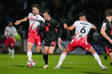 Birmingham City 'den Kieran Dowell' e Stevenage 1 'deki Stevenage - Birmingham City maçı sırasında Stevenage' den Louis Appr ve Dan Sweeney 24 Nisan 2025 'de Lamex Stevenage, İngiltere' de karşı karşıya geldiler.