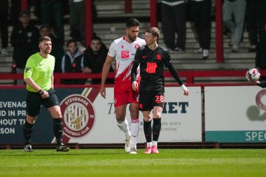 Stevenage 'den Dan Sweeney ve Birmingham City' den Jay Stansfield 24 Nisan 2025 'te İngiltere' deki Lamex Stevenage Stadyumu 'nda Stevenage-Birmingham City maçında karşı karşıya geldiler.