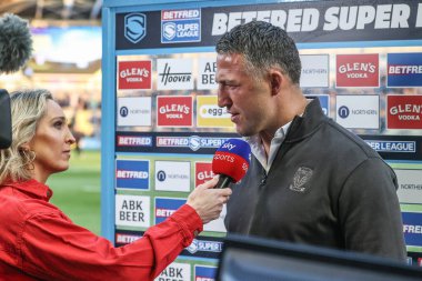 Sam Burgess Warrington Wolves 'un baş antrenörü Jenna Brooks ile 24 Nisan 2025' te Halliwell Jones Stadyumu 'nda oynanan Warrington Wolves-St Helens maçında röportaj yaptı.