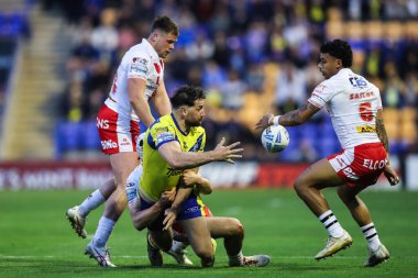 Warrington Wolves 'tan Toby King, 24 Nisan 2025' te Halliwell Jones Stadyumu 'nda oynanan 9. Warrington Wolves - St. Helens maçında pas attı.