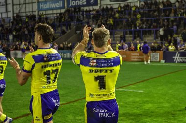 Warrington Wolves 'tan Matt Dufty, 24 Nisan 2025' te İngiltere 'nin Warrington kentinde oynanan Betfred Süper Lig 9. Maçı' nda taraftarları alkışlıyor.