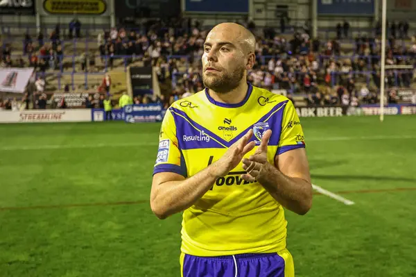 Warrington Wolves takımından James Harrison, 24 Nisan 2025 'te oynanan Betfred Süper Lig 9. Maçı' nda taraftarları alkışlıyor.