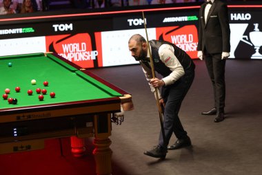 Hossein Vafaei, Mark Williams 'a karşı oynanan 2025 Halo Dünya Snooker Şampiyonası' nda Crucible Theatre, Sheffield, Birleşik Krallık, 25 Nisan 2025