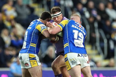 Hull KR 'dan Jai Whitbread Leeds Rhinos' tan James Bentley ve Leeds Rhinos 'tan Tom Holroyd, Betfred Süper Lig 9. Maçı' nda Leeds Gergedan Hull KR 'a karşı Headingley Stadyumu, Leeds, Birleşik Krallık, 25 Nisan 2025' te oynanan karşılaşmada karşı karşıya geldiler.