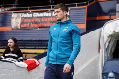Coventry City oyuncusu Sky Bet Şampiyonası öncesinde Luton Town, Lutworth Road, Luton, İngiltere 'de Coventry City' ye karşı 26 Nisan 2025