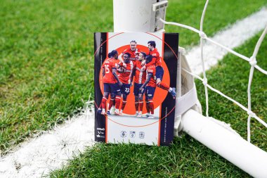 26 Nisan 2025 'te Luton Town, Luton Road, Luton, İngiltere' de oynanan Luton Town-Coventry City karşılaşması öncesinde maç günü programı izleniyor.