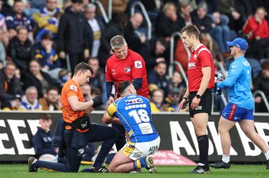Leeds Gergedan takımından Jake Connor, 25 Nisan 2025 'te Headingley Stadyumu' nda oynanan Betfred Süper Lig 9. Maçı 'nda Leeds Gergedan-Hull KR maçında tedavi görüyor.