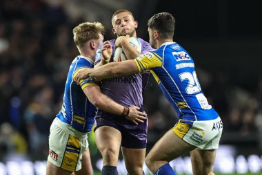 Hull KR 'dan Mikey Lewis Leeds Rhinos' tan James McDonnell ve Leeds Gergedan 'dan Jack Sinfield, Leeds Süper Lig 9' uncu raundda Leeds Gergedan 'a karşı Hull KR maçında Headingley Stadyumu, Leeds, İngiltere' de 25 Nisan 2025 'te karşılaştı.