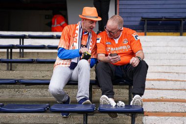 Luton Town taraftarları Sky Bet Şampiyonası öncesinde Luton Town, Lutworth Road, Luton, İngiltere 'de Coventry City' ye karşı 26 Nisan 2025