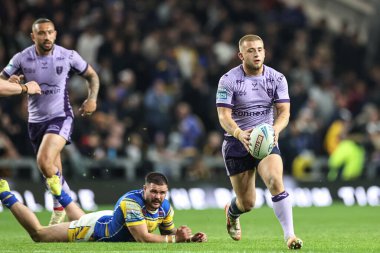 Hull KR 'dan Mikey Lewis, Leeds Rhinos' tan James Bentley 'e karşı Betfred Süper Lig 9. Maçı' nda Leeds Gergedan Hull KR 'a karşı Headingley Stadyumu, Leeds, Birleşik Krallık' ta 25 Nisan 2025 'te oynanan karşılaşmada ara verdi.