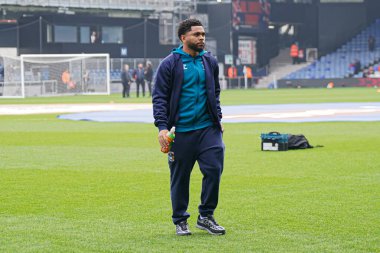 Coventry City 'den Jay Dasilva, Gök İddia Şampiyonası öncesinde Luton Town, Coventry City' ye karşı, Kenilworth Road, Luton, Birleşik Krallık, 26 Nisan 2025