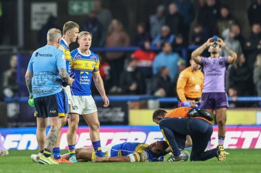 Leeds Rhinos takımından Sam Lisone, Hull KR takımından Sauaso Sue 'nun 25 Nisan 2025' te Headingley Stadyumu 'nda oynanan Betfred Süper Lig 9' uncu tur karşılaşmasında sakatlanmasının ardından sakatlandı.