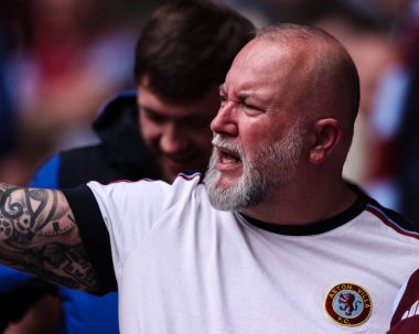 Aston Villa taraftarları, 26 Nisan 2025 tarihinde İngiltere 'nin Wembley Stadyumu' ndaki Kristal Saray ile Aston Villa arasında oynanan FA Cup yarı final karşılaşmasında Ami-final maçını izlediler.