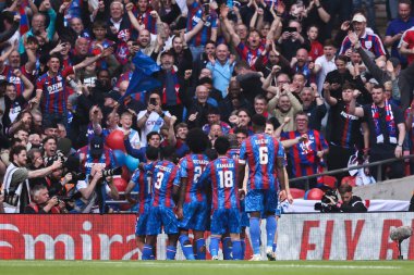 Kristal Saray 'dan Ismala Sarr, 26 Nisan 2025' te İngiltere 'nin Wembley Stadyumu' nda oynanan ve Aston Villa 'ya karşı oynanan Emirates FA Kupası yarı final maçında 2-0 yapma hedefini kutluyor.