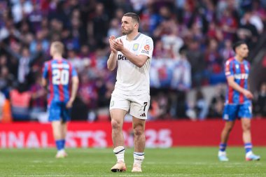 Aston Villa 'dan JohnMcGinn, 26 Nisan 2025' te İngiltere 'nin Wembley Stadyumu' nda oynanan Emirates FA Cup Yarı-Final maçı sonrasında gezgin taraftarları alkışlıyor.