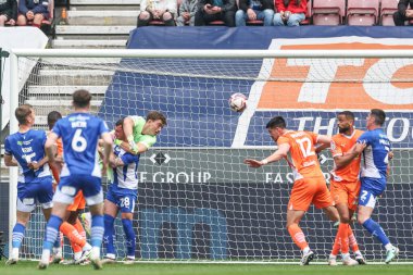 Blackpool 'dan Elkan Baggott, 26 Nisan 2025' te İngiltere 'nin Wigan kentindeki Brick Community Stadyumu' nda oynanan Wigan Atletizm - Blackpool maçında defans sahasındaki yerini aldı.