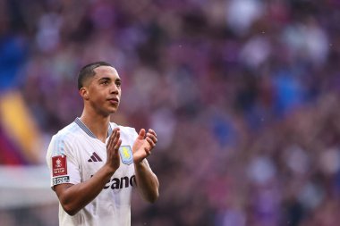 Aston Villa 'dan kederli bir Youri Tielemans, 26 Nisan 2025' te İngiltere 'nin Wembley Stadyumu' nda oynanan ve Aston Villa 'ya karşı oynanan Emirlikler Kupası yarı final maçı sonrasında gezgin taraftarları alkışlıyor.