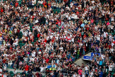 İngiltere taraftarları, 26 Nisan 2025 tarihinde Twickenham, İngiltere 'deki Allianz Stadyumu' nda oynanan 2025 Guinness Women 's Six Nations maçının ardından altı ulusu ve Grand slam' ı kazandı.