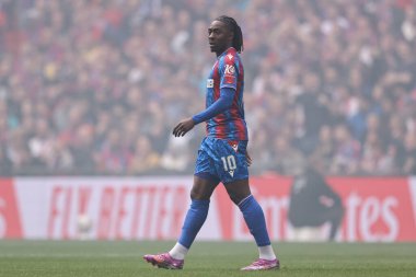 Kristal Saray 'dan Eberechi Eze, 26 Nisan 2025 tarihinde Birleşik Krallık' ın Wembley Stadyumu 'nda oynanan Kristal Saray-Aston Villa maçı sırasında oynanan FA Cup yarı final karşılaşmasında