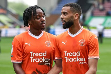 Blackpool 'dan Niall Ennis ve Blackpool' dan CJ Hamilton, 26 Nisan 2025 'te İngiltere' nin Wigan kentindeki The Brick Community Stadyumu 'nda oynanan Wigan Atletizm Karşılaşması' nda oynanan 1.
