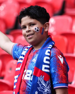 Crystal Palace taraftarları, 26 Nisan 2025 'te Wembley Stadyumu' nda oynanan ve Aston Villa 'ya karşı oynanan FA Cup yarı final maçı öncesinde Crystal Palace taraftarları