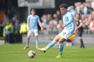 Coventry City 'den Joel Latibeaudiere Gök İddia Şampiyonası maçında Luton Town, Coventry City' ye karşı Kenilworth Road, Luton, Birleşik Krallık, 26 Nisan 2025