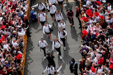 İngiltere Kadınlar, 2025 Guinness Kadınlar Altı Milletler karşılaşmasından önce 26 Nisan 2025 'te Twickenham, İngiltere' deki Allianz Stadyumu 'nda Allianz Stadyumu' na geldi.