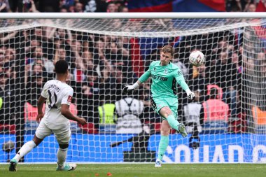Crystal Palace 'dan Dean Henderson, 26 Nisan 2025' te Londra 'daki Wembley Stadyumu' nda oynanan Crystal Palace-Aston Villa maçında topu temizliyor.