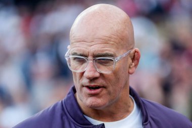 İngiltere 'den John Eric Paul Mitchell, 26 Nisan 2025' te İngiltere 'nin Twickenham, İngiltere' deki Allianz Stadyumu 'nda oynanan 2025 Guinness Kadınlar Altı Milletler maçı sonrasında takım zaferinin ardından mülakata alındı.