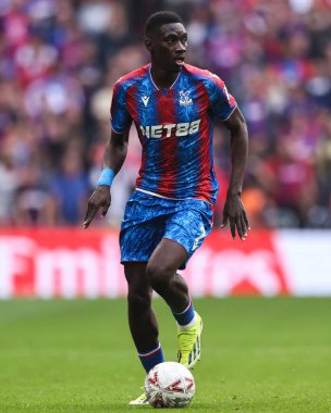 Kristal Saray 'dan Ismala Sarr, 26 Nisan 2025' te İngiltere 'nin Wembley Stadyumu' ndaki Kristal Saray ile Aston Villa arasında oynanan Emirlikler Kupası yarı final maçında topla birlikte ilerliyor.