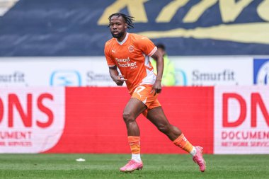 Blackpool takımından Joshua Onomah, Wigan Athletic 'e karşı Blackpool maçı sırasında 26 Nisan 2025' te Wigan 'daki Brick Community Stadyumu' nda oynandı.
