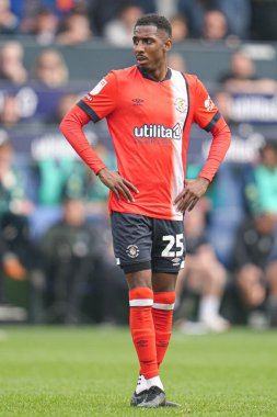 Luton Town 'dan Isaiah Jones 26 Nisan 2025' te Luton Town, Lutworth Road, Luton, İngiltere 'de Coventry City' ye karşı oynanan Gökyüzü İddia Şampiyonası maçında
