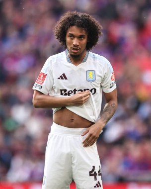 Aston Villa takımından Boubacar Kamara, Birleşik Krallık 'ın Wembley Stadyumu' nda 26 Nisan 2025 tarihinde oynanan yarı final karşılaşmasında Kristal Saray ile Aston Villa karşılaşacak.